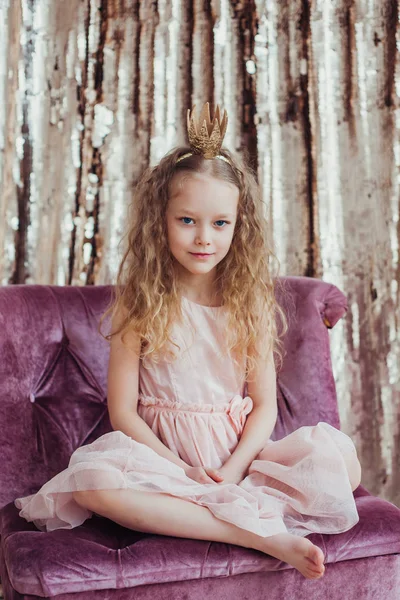 Kleine Prinzessin. hübsches Mädchen mit goldener Krone. — Stockfoto