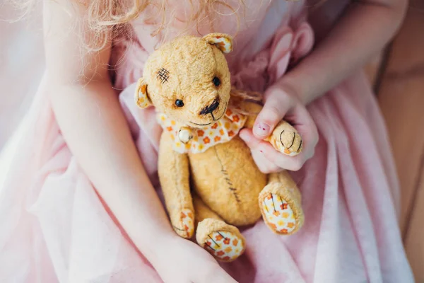 Vintage-Teddybär in den Händen kleiner Mädchen. — Stockfoto