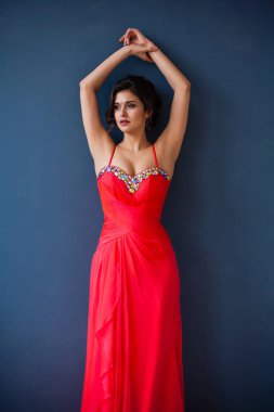 Zarif bir gece elbisesi içinde güzel bir bayanın moda fotoğrafı.