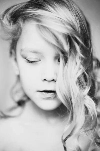 Porträt eines hübschen kleinen Mädchens mit geschlossenen Augen. — Stockfoto