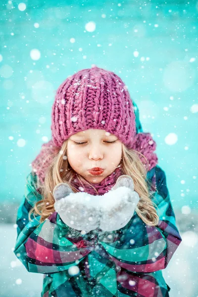 Vinter porträtt av en ganska liten flicka. — Stockfoto