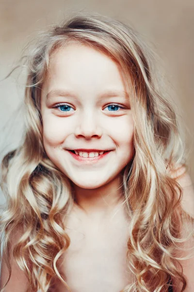 Retrato de niña feliz. —  Fotos de Stock