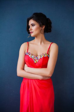 Zarif bir gece elbisesi içinde güzel bir bayanın moda fotoğrafı.