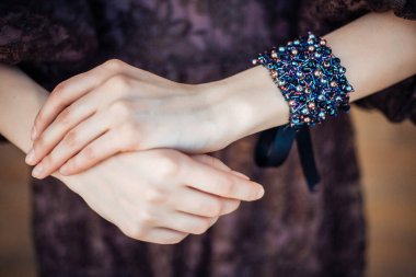 Genç bir kadının kolundaki el yapımı bilezik.