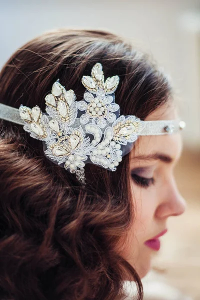 El yapımı çiçek kafa bandı ile güzel kız