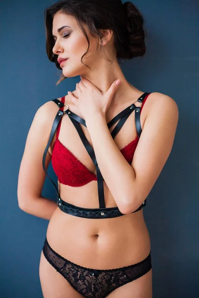 Mulher sexy bonita vestindo lingerie sedutora e acessórios de couro . — Fotografia de Stock