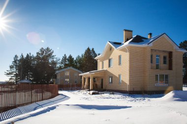 Ekaterinburg Rusya Şubat. Yeni inşa edilen banliyö evi