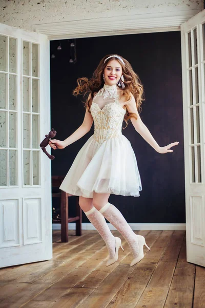 时尚的快乐跳跃的女孩穿着婚纱的照片 — 图库照片