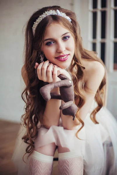 Foto de moda de niña sonriente con vestido blanco y accesorios — Foto de Stock