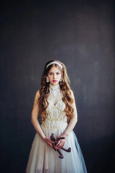 Fotografia mody z smutna dziewczyna, ubrana w suknię ślubną — Zdjęcie stockowe