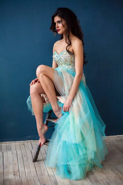 Güzel Bayan parlak Abiye Giyim moda fotoğrafı — Stok fotoğraf