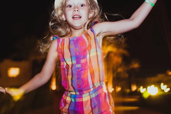 Klein meisje springen en plezier. — Stockfoto