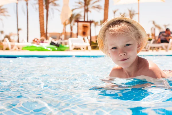 Linda niña feliz divirtiéndose en la piscina —  Fotos de Stock