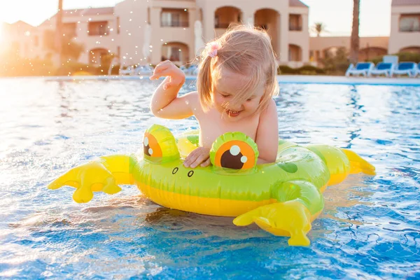 Linda niña feliz divirtiéndose en la piscina — Foto de Stock