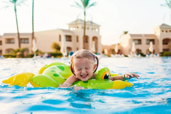 Linda niña feliz divirtiéndose en la piscina — Foto de Stock