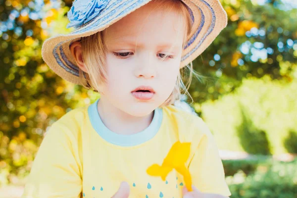 Close-up portret van schattig klein meisje met hoed. — Stockfoto