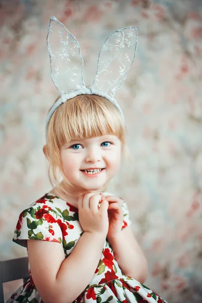 Sevimli küçük bir kız tavşan kulakları ile eğlenceli portresi. — Stok fotoğraf