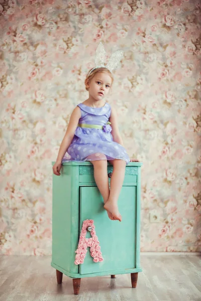 Portret van een schattig klein meisje met bunny oren. — Stockfoto