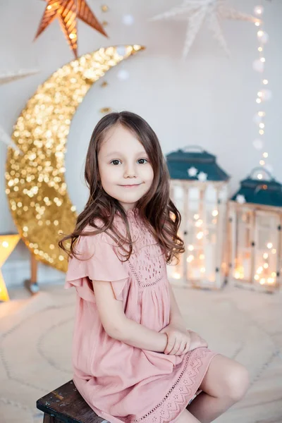 Retrato de una chica bonita sonriente . —  Fotos de Stock