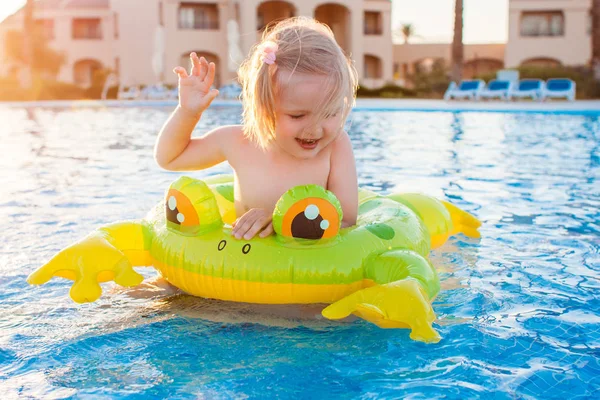 Симпатичная счастливая маленькая девочка веселится в бассейне — стоковое фото