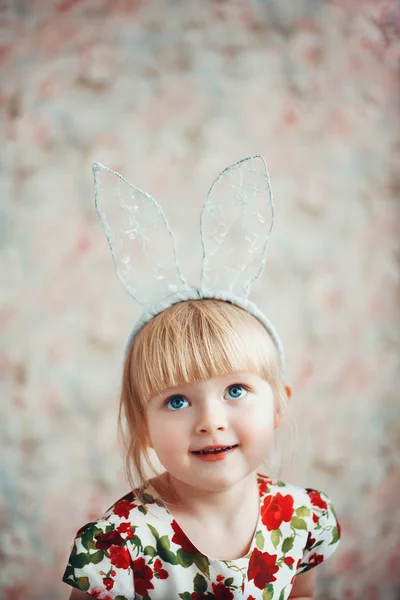 Portret van een schattig klein meisje met bunny oren. — Stockfoto