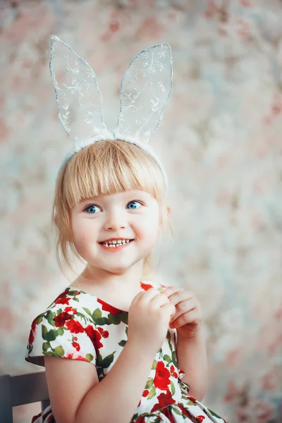 Portret van een schattig klein meisje met bunny oren. — Stockfoto