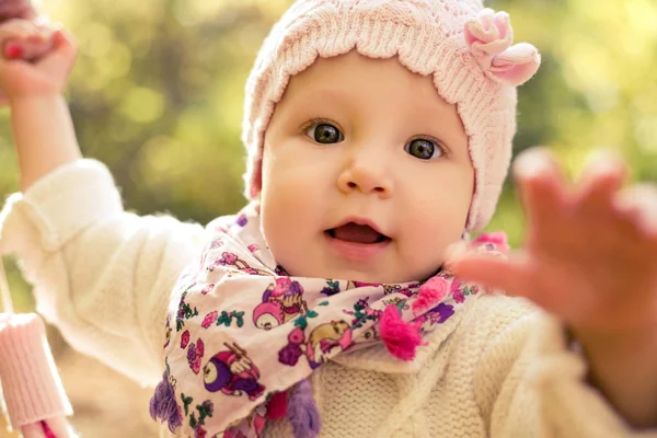 Ritratto ravvicinato della bella bambina che indossa un cappello elegante e un maglione accogliente. Esterni primavera, autunno foto . — Foto Stock