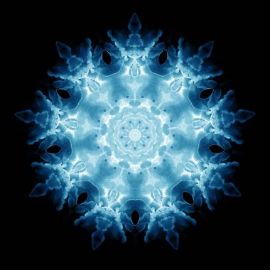 Kar tanesi deseni siyah arkaplanda izole edilmiş. Kaleydoskop etkisi.