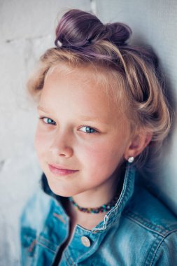 8 yaşında, eflatun saçlı Rus bir kızın özgün portresi..