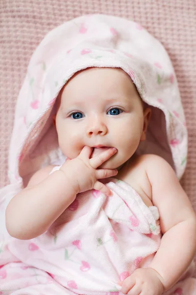 Authentique portrait de bébé fille de 4 mois enveloppé dans une serviette après le bain . — Photo