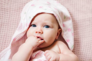 Banyodan sonra pembe havluya sarılı 4 aylık bebek portresi..