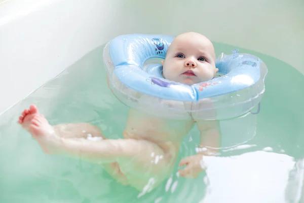 Bagno neonato con anello di gomma del collo . — Foto Stock