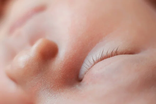 Close-up zdjęcie zamknięte oko śpiącej noworodka dziewczynka. — Zdjęcie stockowe