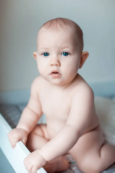 Retrato autêntico de 8 meses de idade bebê menina sentada na mesa . — Fotografia de Stock