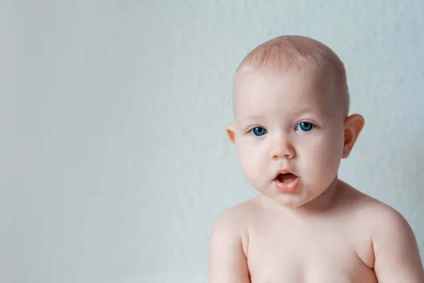 Retrato autêntico de bonito 8 meses de idade bebê menina . — Fotografia de Stock