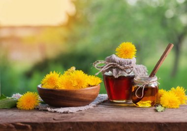 Dandelions ahşap bir masa üzerinde gelen reçel