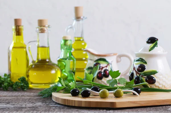 Olivenöl auf dem Holztisch — Stockfoto