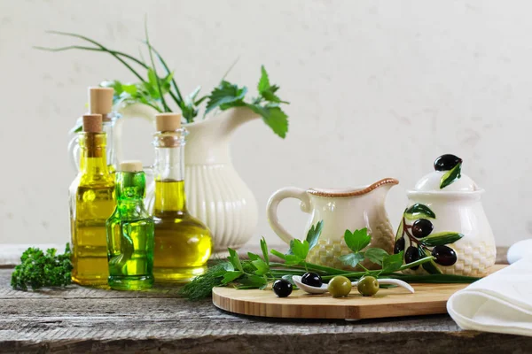 Aceite sobre la mesa de madera — Foto de Stock