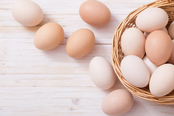 Ovos no fundo de madeira branco — Fotografia de Stock