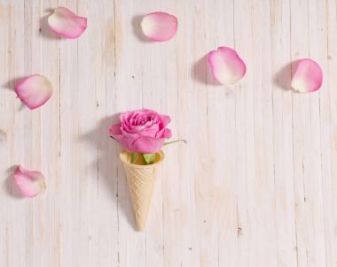 Çiçekler beyaz ahşap zemin üzerinde bir gözleme koni