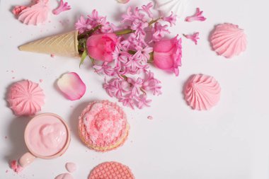 Bir gözleme koni ile yoğurt ve beyaz arka meringues çiçeklenir