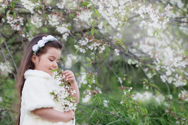 漂亮的小女孩，在春天的花园 — 图库照片