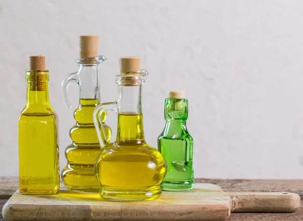 Aceite sobre la mesa de madera — Foto de Stock