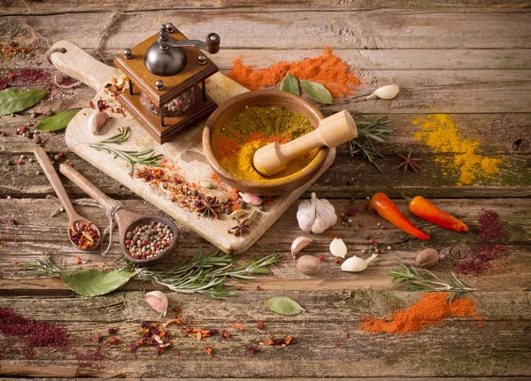Kruiden en specerijen op een houten achtergrond — Stockfoto