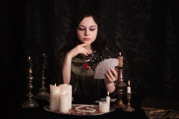 Fal kartları oda içinde olan genç kadın — Stok fotoğraf