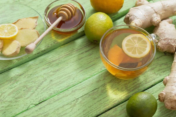 Tè allo zenzero e ingredienti su uno sfondo di legno grunge — Foto Stock