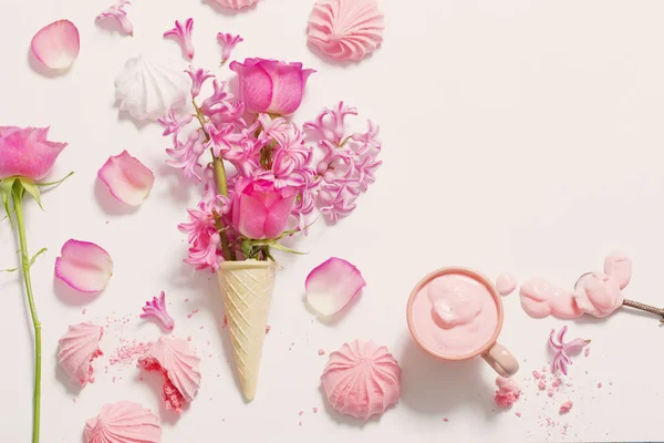 Flores en un cono de gofre con yogur y merengues en la espalda blanca — Foto de Stock