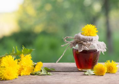 Dandelions ahşap bir masa üzerinde gelen reçel