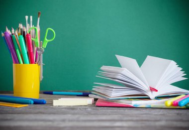 Okul ahşap masada duruyor.