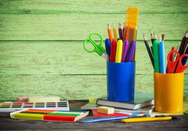 Okul ahşap masada duruyor.